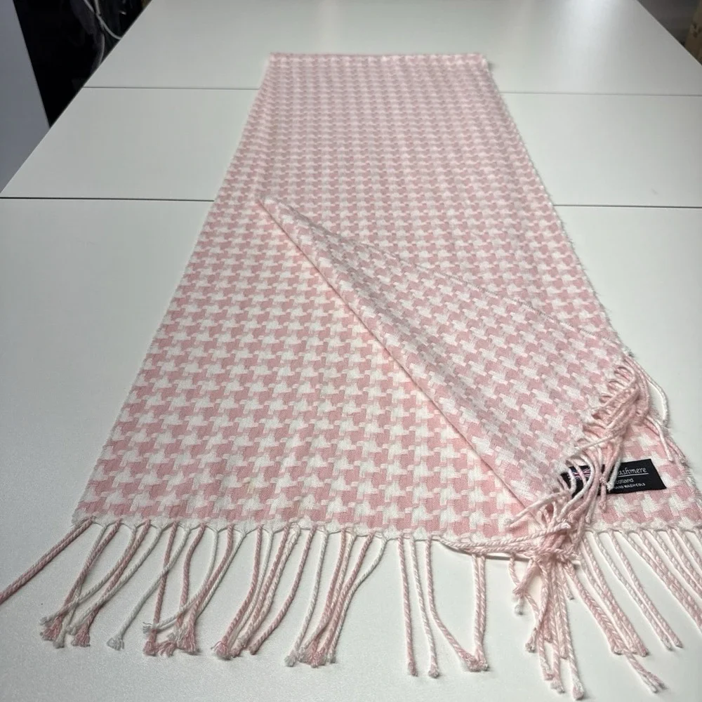 100% Cashmere scarfs it